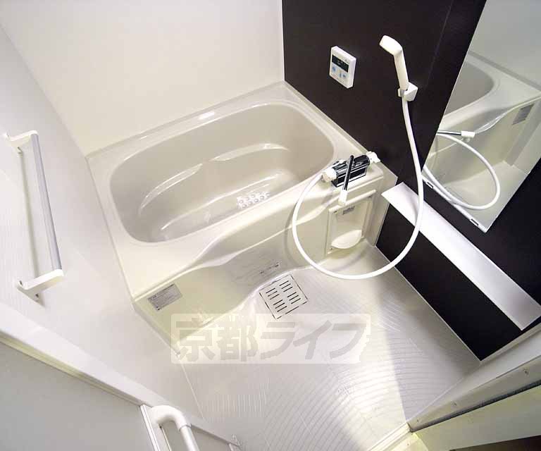 バス・シャワールーム　ゆとりのあるバスルームです。