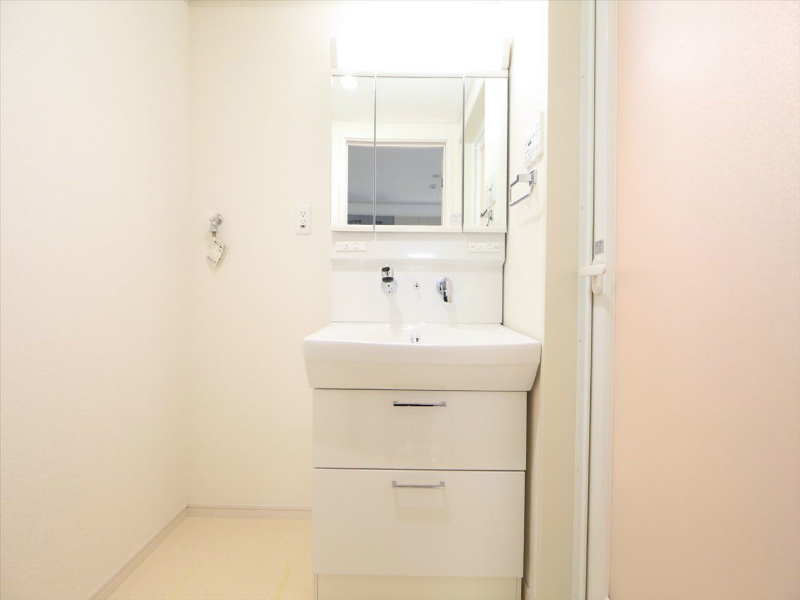 洗面設備　脱衣所　独立洗面台（シャンプードレッサー）洗濯機用意できます