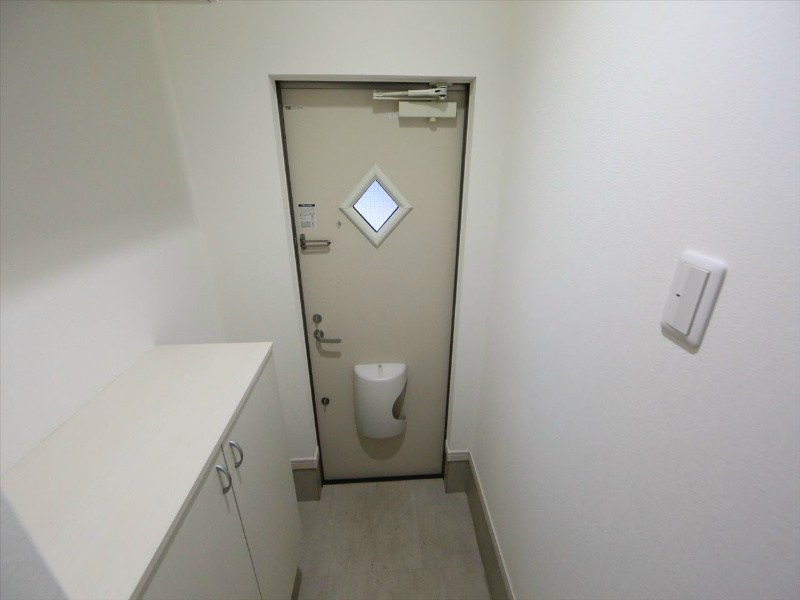 玄関　玄関　シューズボックス付（上段と下段に収納できます）