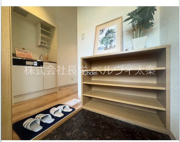 玄関　※写真は201号室です