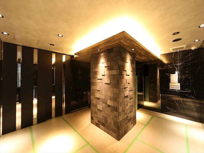 エントランス　エントランス　オートロック付　防犯カメラ有り