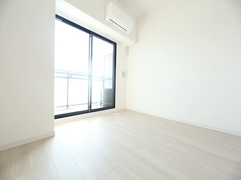 バルコニー　洋室6.5帖　エアコン完備　クローゼット付　バルコニー