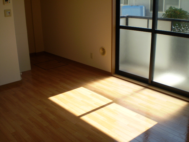 居室・リビング　南面居室（洋室・８．０畳）・エアコン完備