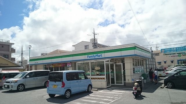 コンビニ　ファミリーマート銘苅三丁目店（コンビニ）まで500m