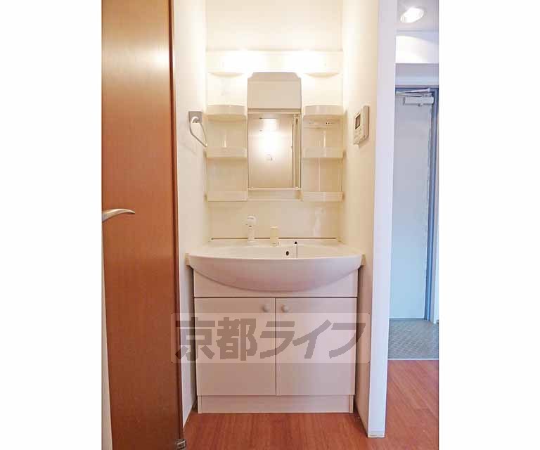 洗面設備　女性に好評独立洗面台付