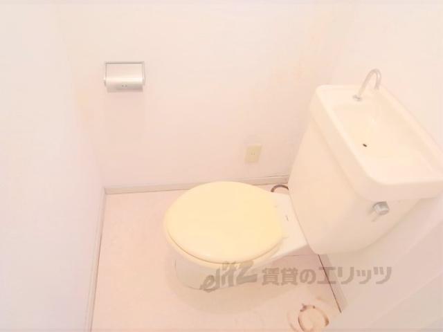 トイレ　換気窓もありますよ。