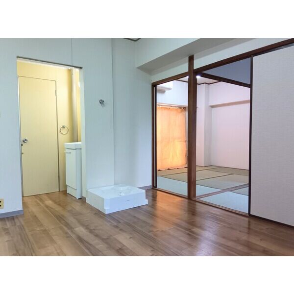 居室・リビング　室内写真は別部屋の写真です。