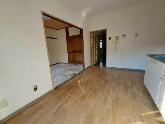 居室・リビング　室内掲載写真は同建物の他の部屋のものです。