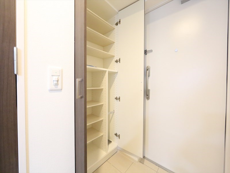 玄関　玄関　シューズボックス付（収納充実してます）