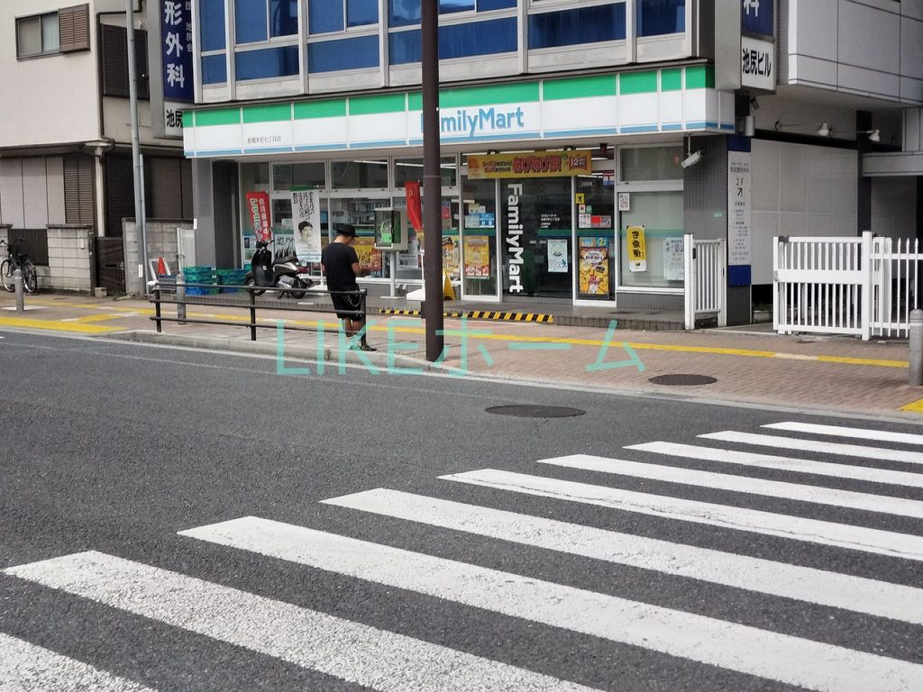 コンビニ　ファミリーマート（コンビニ）まで880m