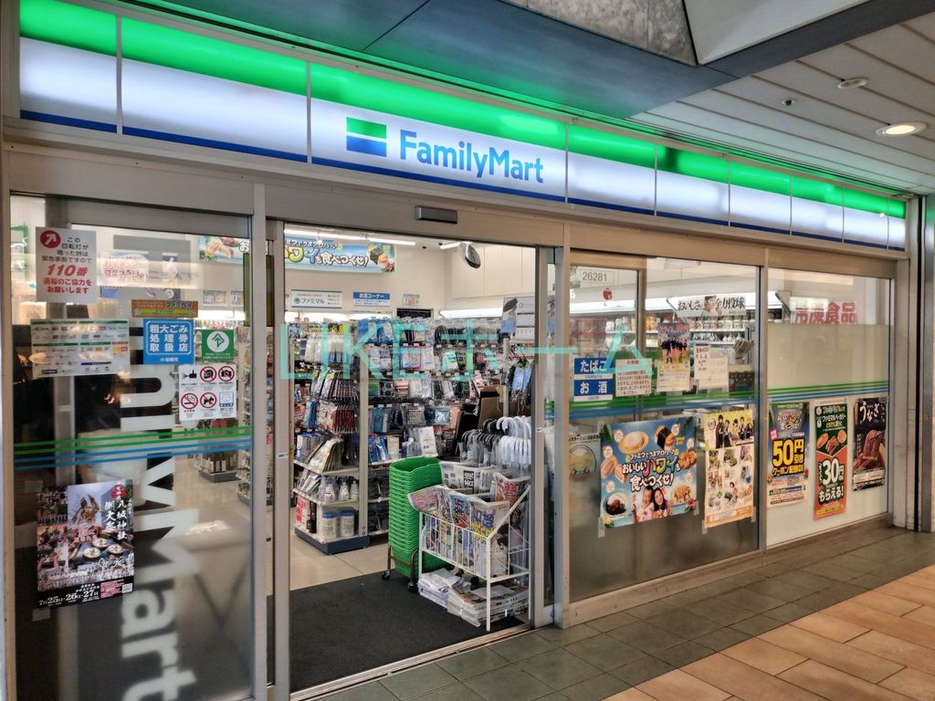 コンビニ　ファミリーマート　フェイスビル（コンビニ）まで940m