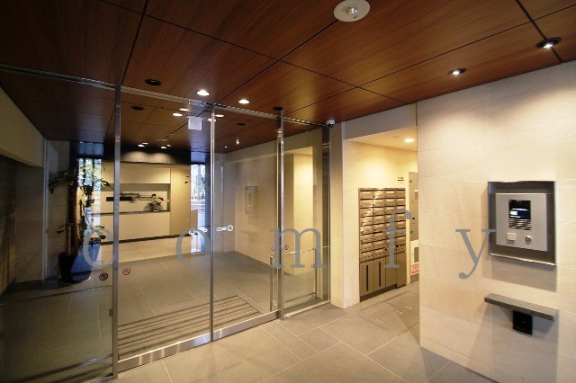 エントランス　オートロック付きエントランス