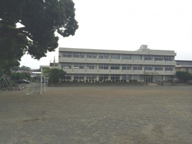 小学校　南足柄市立岡本小学校（小学校）まで473m