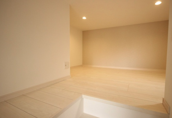 その他部屋・スペース　落ち着いた色調の寝室です