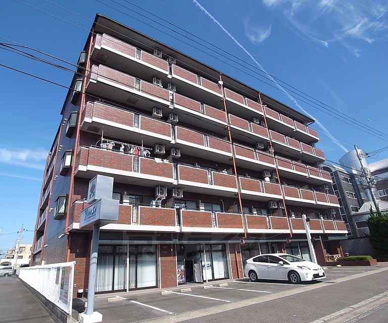 建物外観　竹田駅東口のレンガ色が目印。