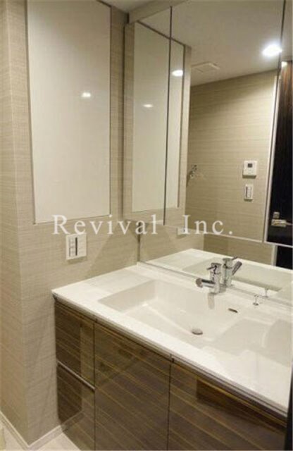 洗面設備　綺麗な洗面で身だしなみチェック頂けます