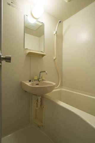 バス・シャワールーム　清潔感のあるバスルーム