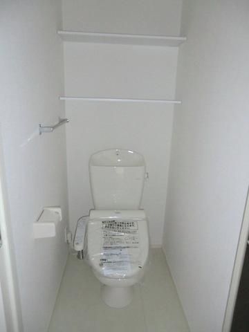 トイレ　ウォシュレット完備・上部棚付き