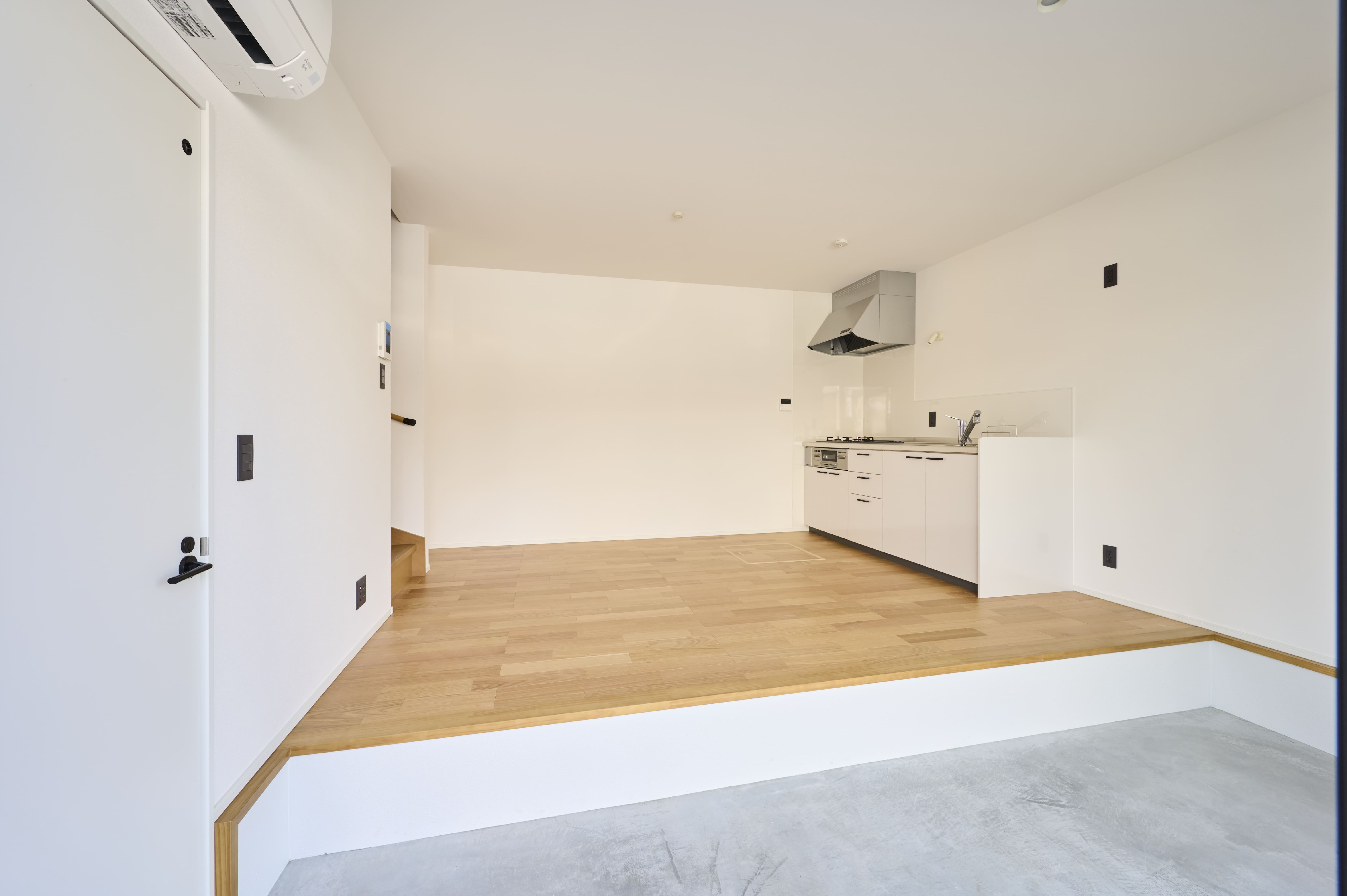 居室・リビング　1階土間、DKスペース