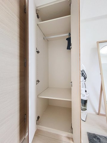 収納　ハンガーパイプ付きクローゼット