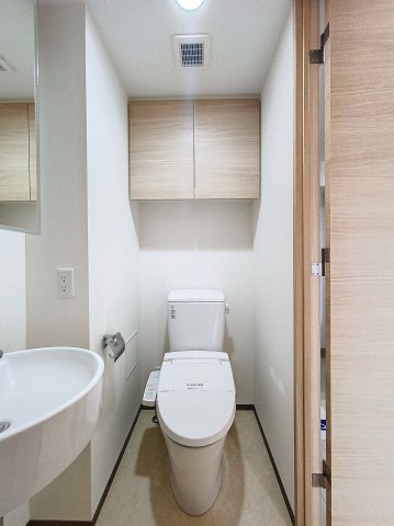 トイレ　温水洗浄便座です。