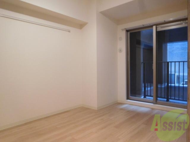 その他部屋・スペース　窓が大きい寝室です。