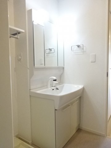 洗面設備　明るい洗面所です