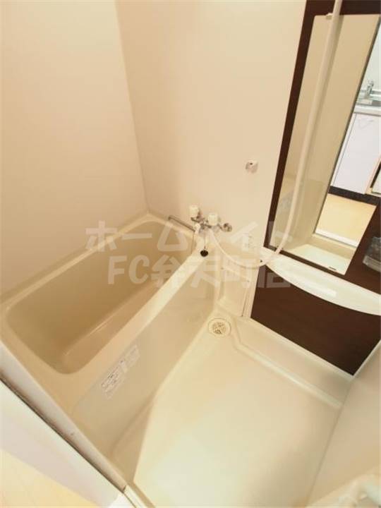 バス・シャワールーム　コンパクトで使いやすいお風呂です