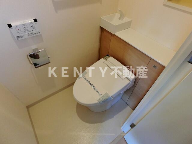 トイレ　落ち着いた色調のトイレです