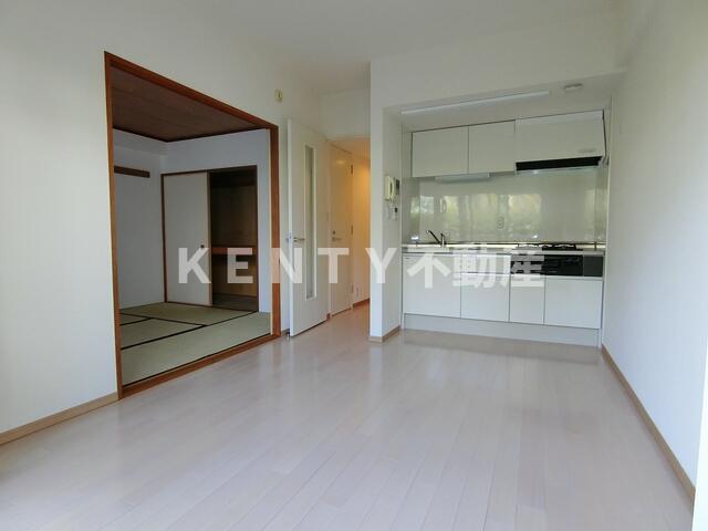 居室・リビング　こちらのリビングで趣味の時間をお楽しみください