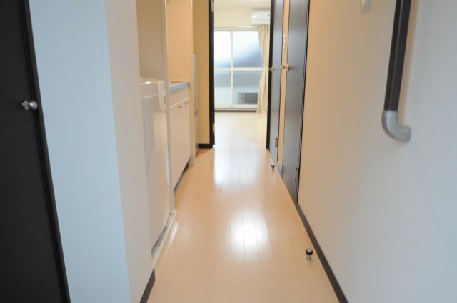 玄関　実際のお部屋と異なる場合がございます。