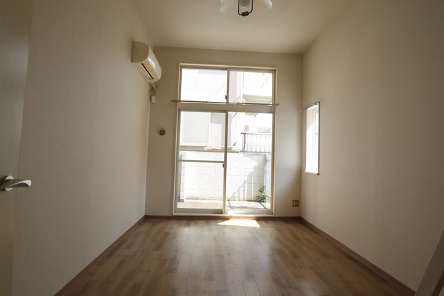 居室・リビング　参考写真（同物件別部屋）