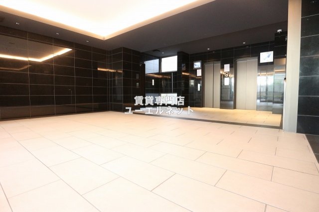 エントランス　毎日通る場所だからこそ、洗練された空間に