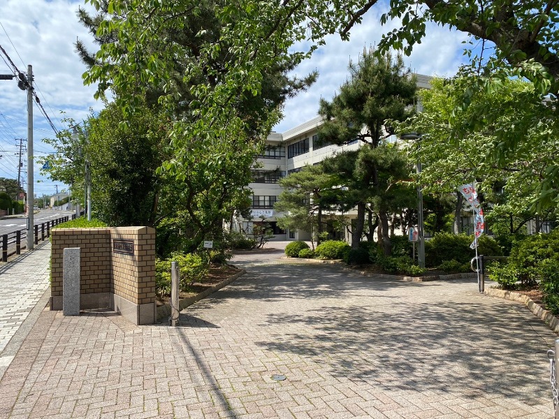 中学校　新潟市立寄居中学校（中学校）まで682m