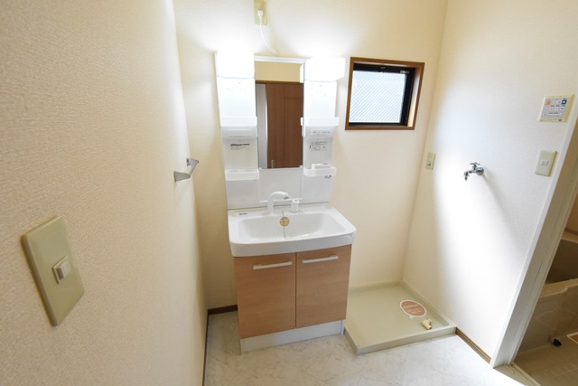 洗面設備　洗面所内に室内洗濯機置き場がついてます！