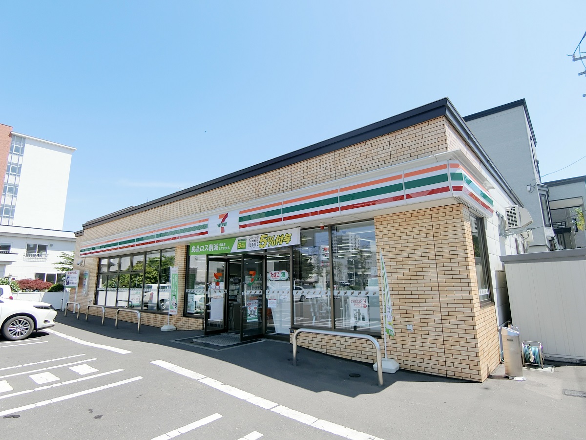コンビニ　セブンイレブン札幌北11条東3丁目店（コンビニ）まで256m