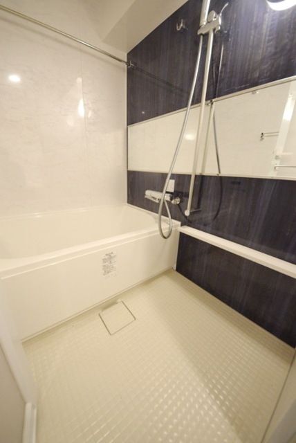 バス・シャワールーム　★広々としたバスルームです★※別部屋参考写真です