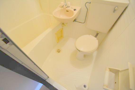 バス・シャワールーム　お掃除らくらくのユニットバスです。