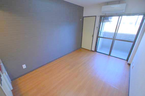 居室・リビング　白を基調とした内装でおしゃれで、落ち着ける空間です。