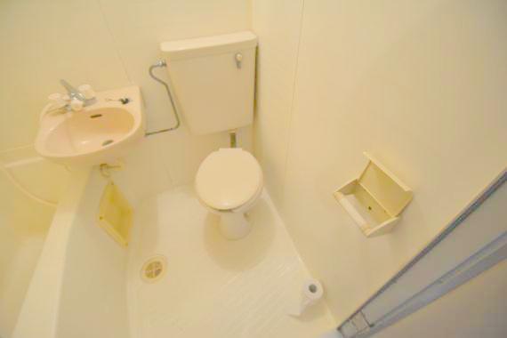 トイレ　白くてピカピカのトイレですね。お掃除もしやすいです。