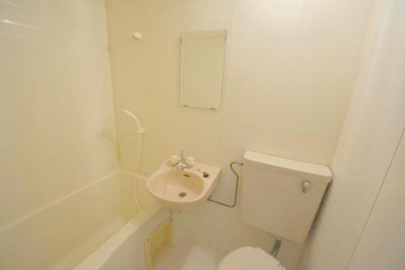 洗面設備　洗面台はバスルーム内です。