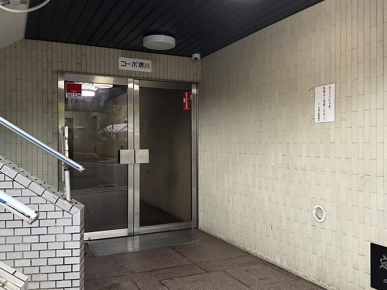 エントランス　防犯カメラ完備したエントランス