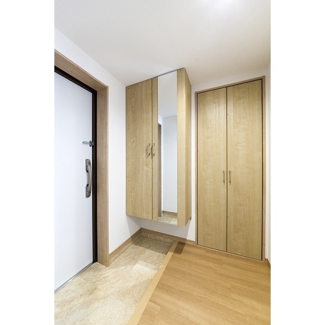 玄関　大型ミラー付シューズボックスあり　※イメージ