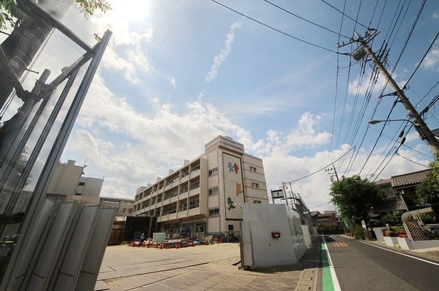 小学校　さいたま市立与野本町小学校（小学校）まで547m