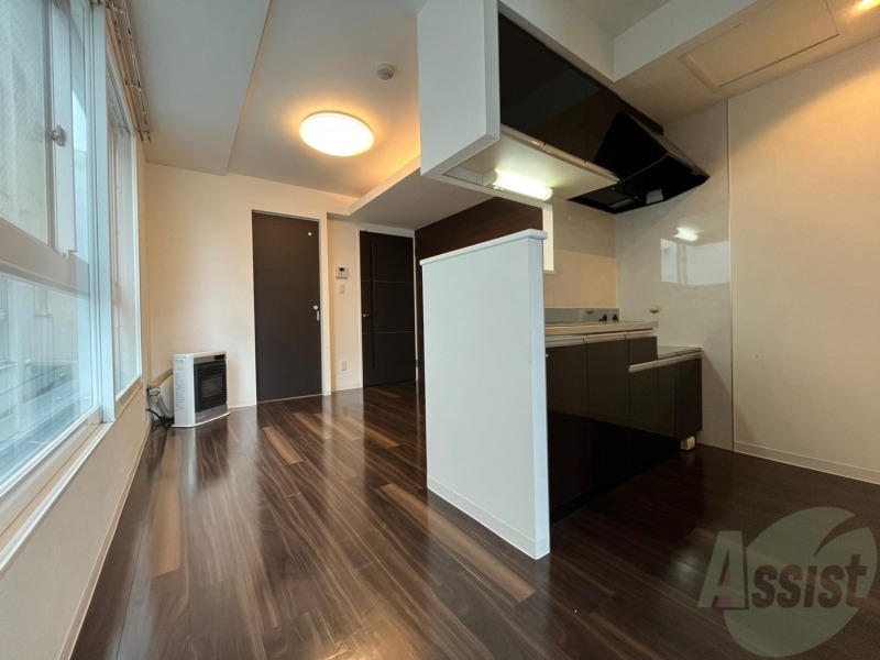 居室・リビング　木目のフローリングは落ち着きのある印象のお部屋になりますね。