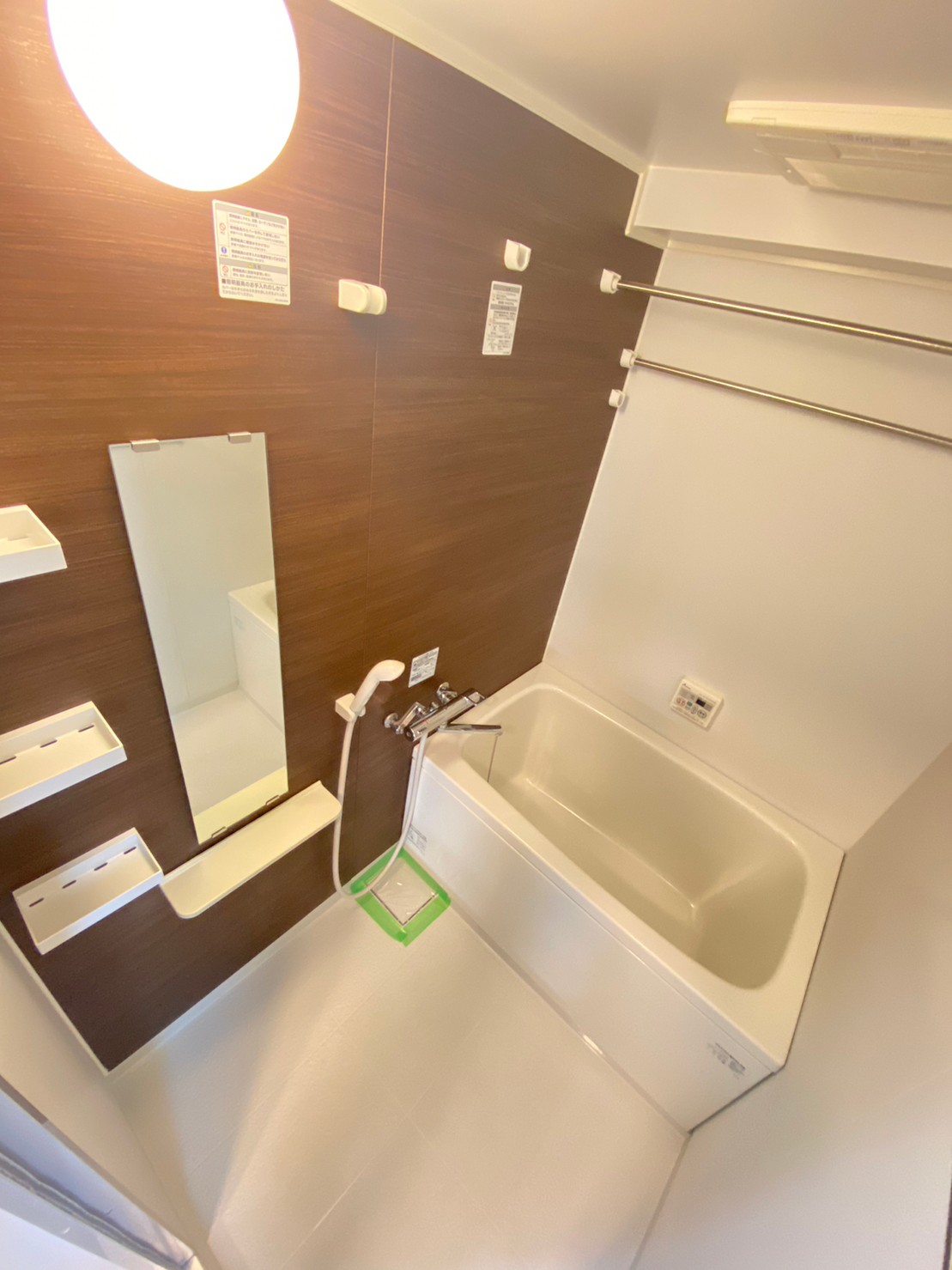 バス・シャワールーム　浴室乾燥機付きのバスルームです。