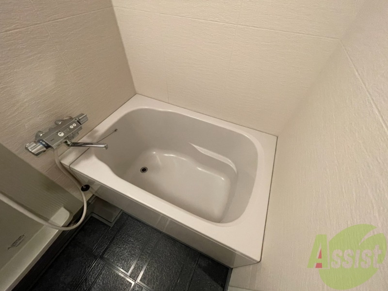 バス・シャワールーム　バスルームは狭すぎず、シャワーも浴びやすそうです。