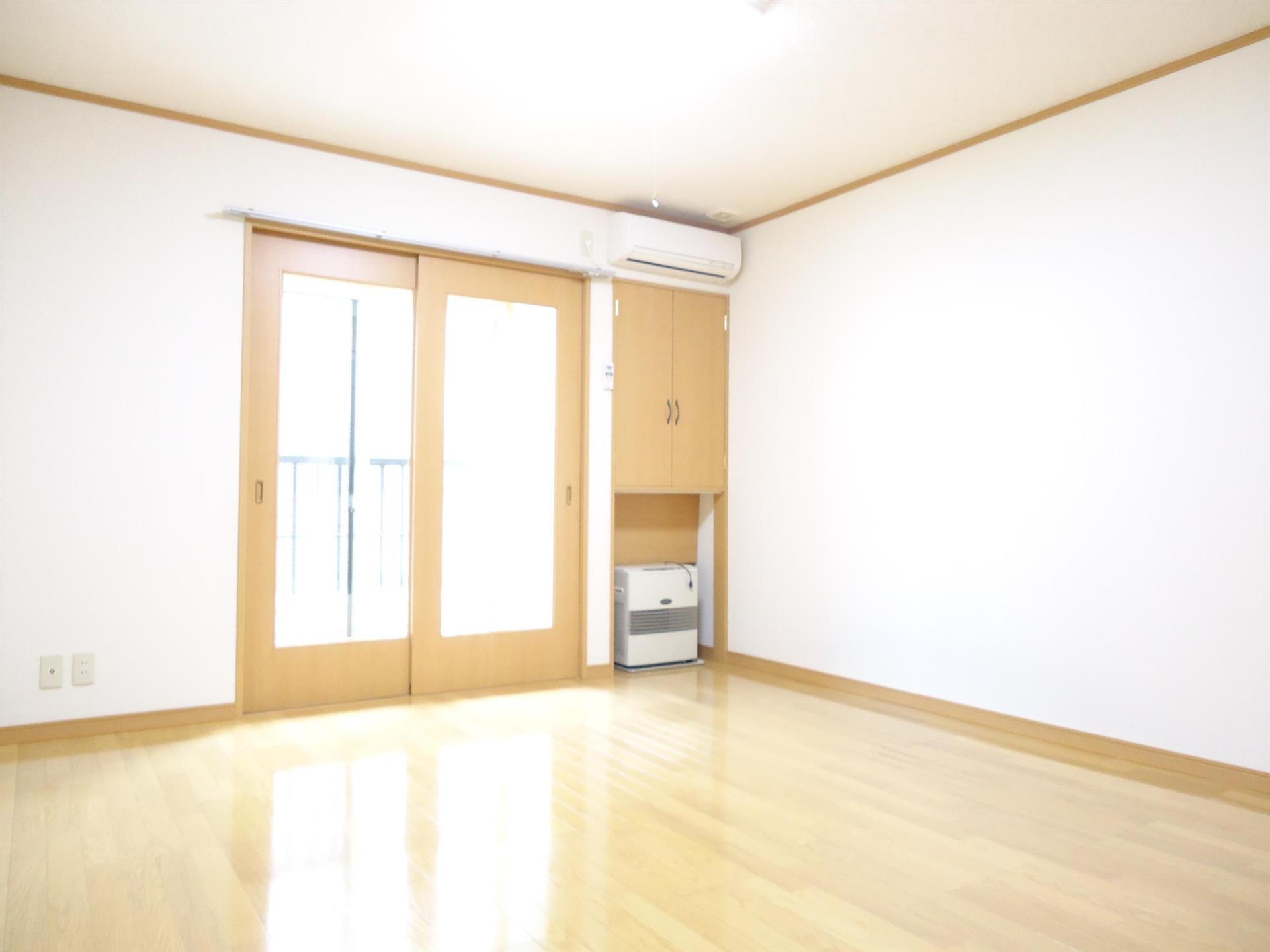 居室・リビング　サンルーム付きの明るいお部屋です♪