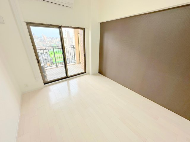 その他部屋・スペース　朝には心地よい光が差し込む、このお部屋でお休みください。