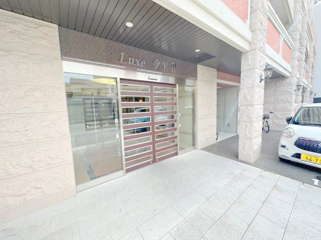 エントランス　オシャレなエントランスは安心のオートロック付きです。